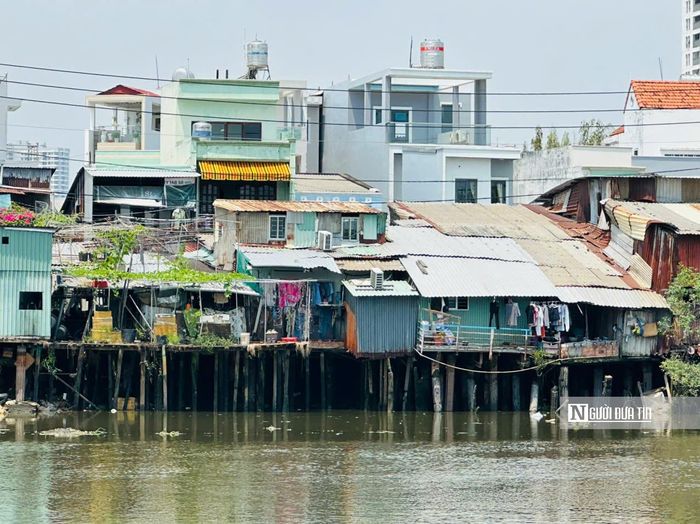 Phần lớn nhà ở có diện tích nhỏ hẹp, tạm bợ, thiếu hạ tầng, điều kiện vệ sinh, môi trường và an toàn chưa bảo đảm. Việc đầu tư các dự án nói trên là cần thiết, cấp bách nhằm thực hiện mục tiêu di dời nhà ven kênh, rạch gắn với chỉnh trang đô thị; cải thiện điều kiện sống, bảo đảm an toàn cho người dân; đồng thời hoàn thiện hạ tầng giao thông, cải thiện môi trường, phòng, chống sạt lở, tăng khả năng tiêu thoát nước và chỉnh trang không gian đô thị dọc tuyến bờ Nam kênh Đôi.