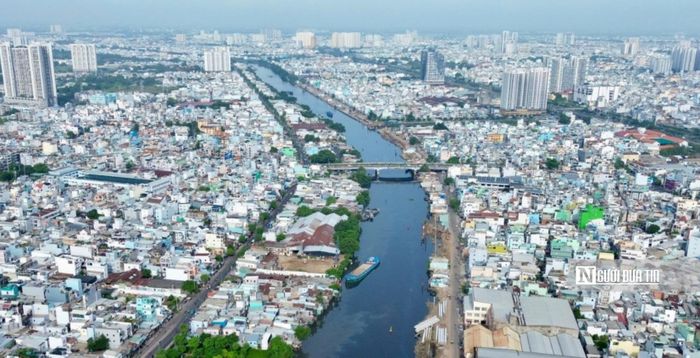 Đại diện Phòng Hạ tầng – UBND phường Chánh Hưng (Tp.HCM) cho biết, hiện địa phương đang chịu áp lực lớn khi phải cùng lúc thực hiện nhiều dự án bồi thường lớn. Về việc lập phương án bồi thường, hỗ trợ, tái định cư cho gần 5.400 trường hợp bị ảnh hưởng tại dự án chỉnh trang bờ Nam kênh Đôi, vị này cho biết, do số lượng hộ dân bị giải tỏa toàn phần lớn nên áp lực quỹ nhà, đất tái định cư cũng rất lớn, trong đó nguy cơ thiếu quỹ tái định cư có thể ảnh hưởng đến tiến độ chung. Tuy nhiên, lãnh đạo phường Chánh Hưng sẽ khắc phục khó khăn để thực hiện tốt nhiệm vụ được giao.