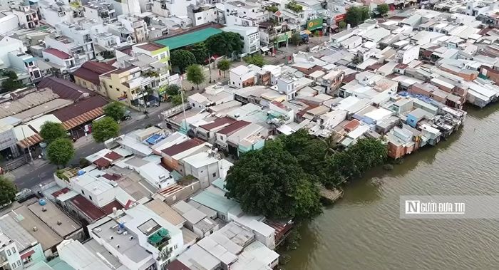 Theo UBND Tp.HCM, tuyến bờ Nam kênh Đôi dọc đường Phạm Thế Hiển, thuộc địa bàn phường Chánh Hưng và phường Bình Đông, là khu vực tập trung mật độ nhà ở ven kênh, rạch cao.