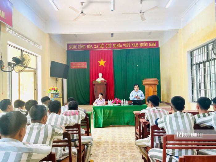 Hội Luật gia tỉnh Quảng ngãi thực hiện phổ biến giáo dục pháp luật và trợ giúp pháp lý tại Trại Tạm giam số 1 Công an tỉnh Quảng Ngãi.