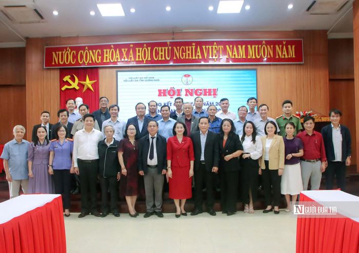 Đại diện lãnh đạo Ủy ban Mặt trận Tổ quốc Việt Nam tỉnh Quảng Ngãi chụp ảnh lưu niệm cùng Hội Luật gia Quảng Ngãi tại Hội nghị tổng kết công tác Hội năm 2025.