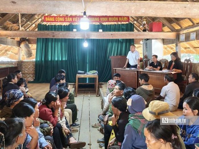 Rất đông người dân xã Đắk Plô (Quảng Ngãi) tới buổi tuyên truyền để lắng nghe các chia sẻ từ Hội Luật gia tỉnh Quảng Ngãi.