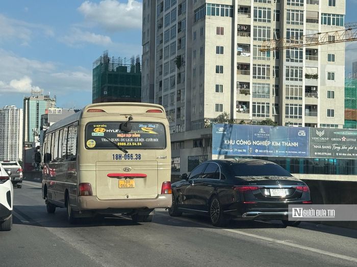 Hiện nay, có rất nhiều tài xế thiếu ý thức thường xuyên đi vào làn khẩn cấp để vượt lên, sau đó lại tạt đầu ép các xe ở làn chính khi gặp chướng ngại vật, gây khó chịu cho nhiều người lái phương tiện khác.