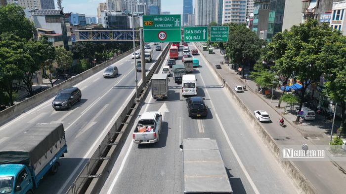 Mới đây, ngày 16/9 Cục Cảnh sát giao thông (Cục CSGT, Bộ Công an) cho biết đã đề nghị Sở Xây dựng Hà Nội nghiên cứu điều chỉnh tổ chức giao thông theo hướng giữ 3 làn xe chạy mỗi chiều, không bố trí làn dừng xe khẩn cấp; đồng thời hạ tốc độ khai thác, bảo đảm đồng tốc trên toàn tuyến vành đai 3 trên cao.