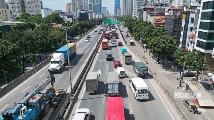 Đoạn Mai Dịch - Nam Thăng Long, mỗi làn xe cơ giới rộng khoảng 3,75m, trong khi làn dừng khẩn cấp rộng khoảng 2,5m, phía trong còn có dải an toàn rộng 0,75m.