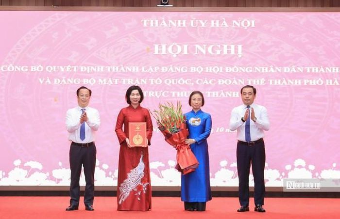 Bí thư Thành ủy Hà Nội Trần Đức Thắng trao quyết định thành lập Đảng bộ HĐND Thành phố Hà Nội (Ảnh: Quang Thái).