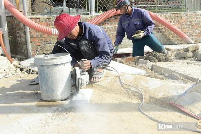 Trên công trường, đơn vị thi công đang gấp rút thi công để đạt yêu cầu tiến độ.