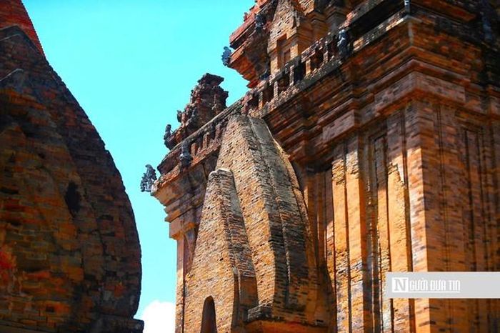 Điều đặc biệt, các tháp được xây bằng gạch và trang trí nghệ thuật bằng đá và gốm.