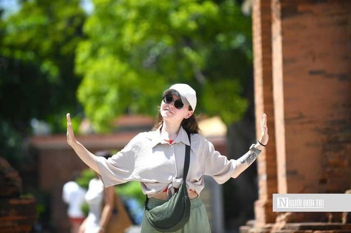 Du khách thích thú check-in tại Tháp Bà Ponagar. 