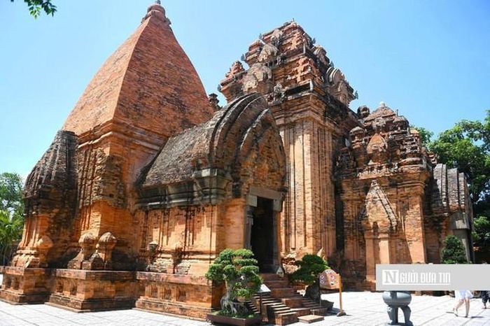 Theo các tài liệu nghiên cứu, quần thể Tháp Bà Ponagar được xây dựng từ thế kỷ VIII đến thế kỷ XIII - giai đoạn phát triển rực rỡ của vương quốc Chăm Pa.