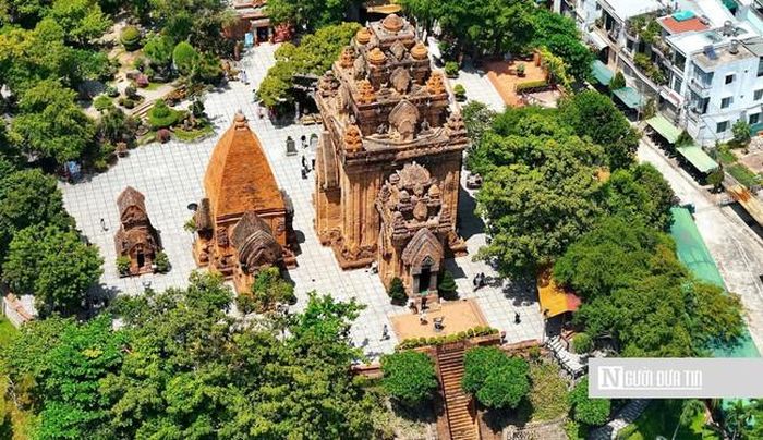 Nơi đây thờ nữ thần Ponagar - Nữ thần Mẹ xứ sở của dân tộc Chăm nên có tên gọi là Tháp bà Ponagar, đến thế kỷ XVII được cộng đồng người Việt tiếp tục gìn giữ và thờ Thiên Y A Na Thánh Mẫu.