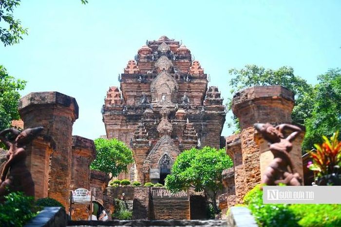 Không chỉ là một di tích kiến trúc cổ của Vương quốc Chăm Pa, Tháp Bà Ponagar còn là minh chứng sinh động cho quá trình giao thoa văn hóa Việt-Chăm, đồng thời phản ánh sức sống bền bỉ của tín ngưỡng thờ Mẫu trong đời sống người Việt.