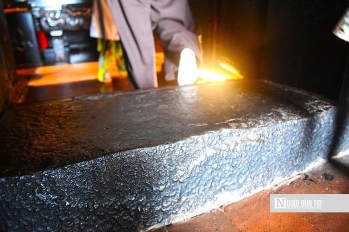 Một phiến đá ngay lối ra vào Tháp Chính. Trải qua ngàn năm sương gió, phiến đá vẫn nổi bật với độ bóng và những vết chạm khắc đều tắp.