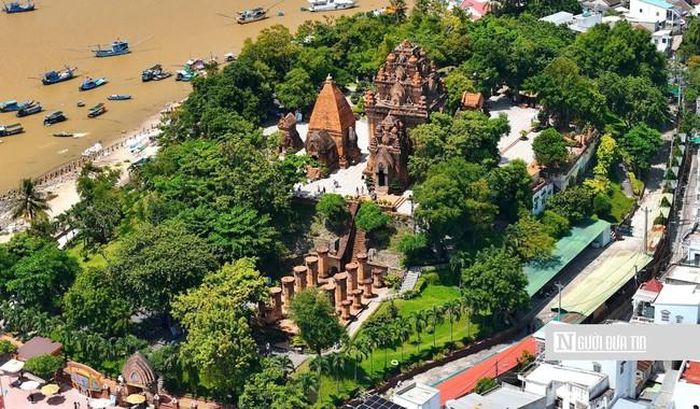 Tổng thể kiến trúc của tháp Ponagar gồm 3 tầng, đi từ dưới lên trên. Tầng đầu tiên ngang mặt đất bằng là ngôi tháp cổng nhưng nay không còn nữa, từ đó có những bậc thang bằng đá dẫn lên tầng giữa.