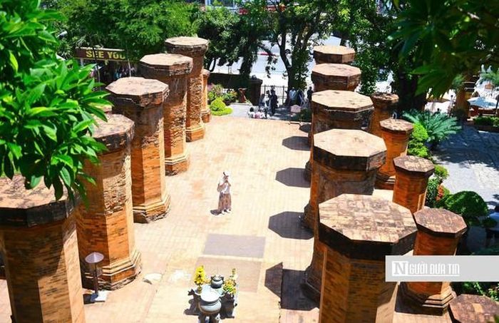 Tầng giữa còn lại hai dãy cột chính bát giác, mỗi bên 5 cột lớn cao hơn 3 m và đường kính hơn 1 m, cùng 12 cột nhỏ hơn, tất cả nằm trên nền gạch cao hơn 1 m. Cấu trúc này cho thấy đây từng là tòa nhà lớn có mái ngói, nơi khách hành hương nghỉ ngơi và chuẩn bị lễ vật trước khi lên các điện trên.