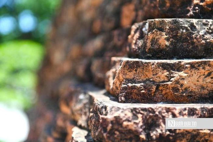Theo Trung tâm Bảo tồn di tích tỉnh Khánh Hòa, vật liệu xây dựng Tháp bà Ponagar là gạch nung. Các viên gạch liền mạch không để lộ chất kết dính, rất vững chãi.