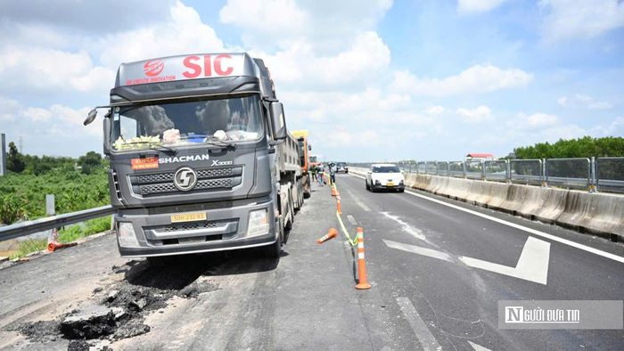 Máy móc chuyên dụng được huy động xử lý khu vực mặt đường bị lún, nứt tại đoạn qua sông Buông.