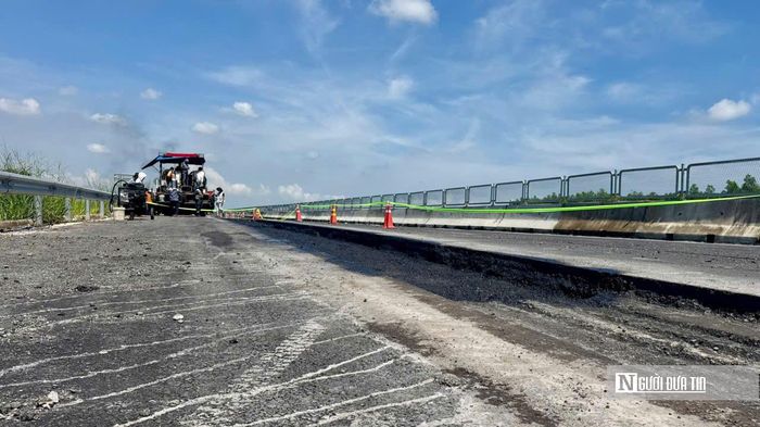 Lớp bê tông nhựa được bóc bỏ để kiểm tra, đánh giá kết cấu bên dưới trước khi tiến hành xử lý.