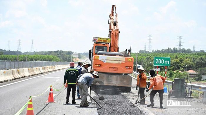 Hoàn thiện lớp bê tông nhựa tại vị trí đang được sửa chữa trên cao tốc Biên Hòa - Vũng Tàu.