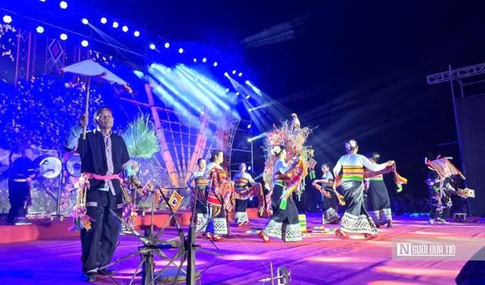Tiết mục văn nghệ của xã Mường Lát tham gia biểu diễn và dự thi tại liên hoan.