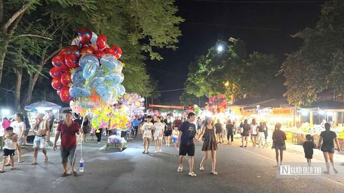 Hàng nghìn người dân và du khách có mặt tại đêm khai mạc Liên hoan văn nghệ dân gian - Phiên chợ vùng cao tại Khu di tích Quốc gia đặc biệt Lam Kinh.