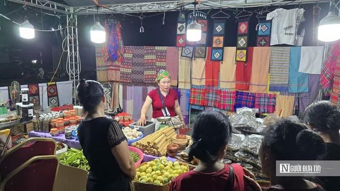 Gian hàng của xã Pù Luông được đông đảo du khách tham quan, mua sắm.
