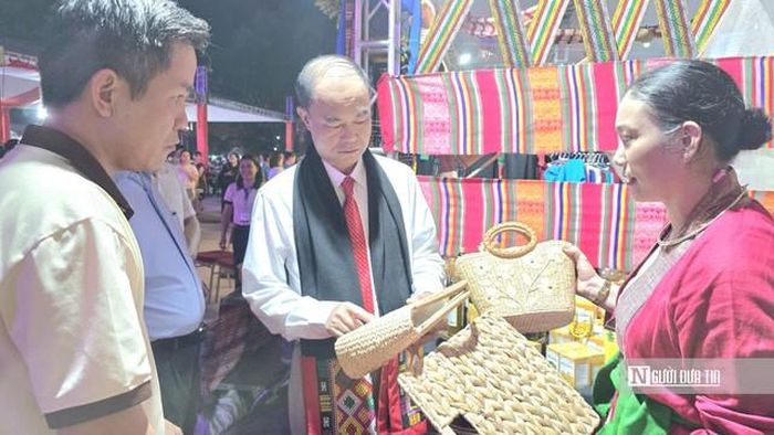 Bà Ngân, đại diện cho xã Hóa Quỳ giới thiệu cho du khách về sản phẩm thủ công làm từ bèo lục bình.