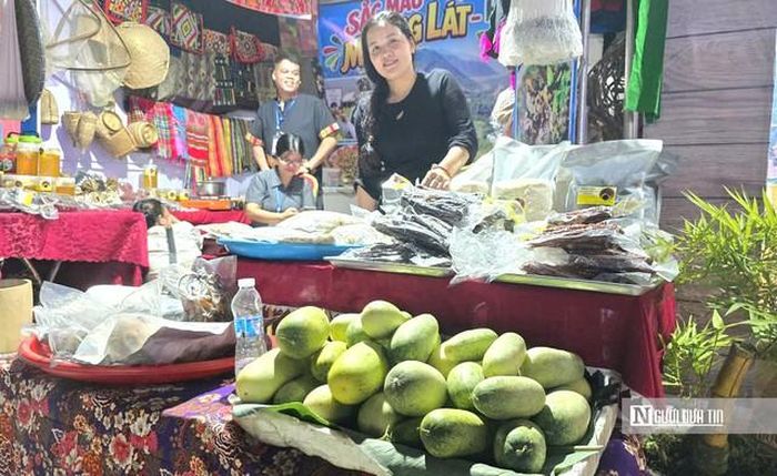 Chị Ngân bên gian hàng các sản vật của đồng bào Mường Lát.