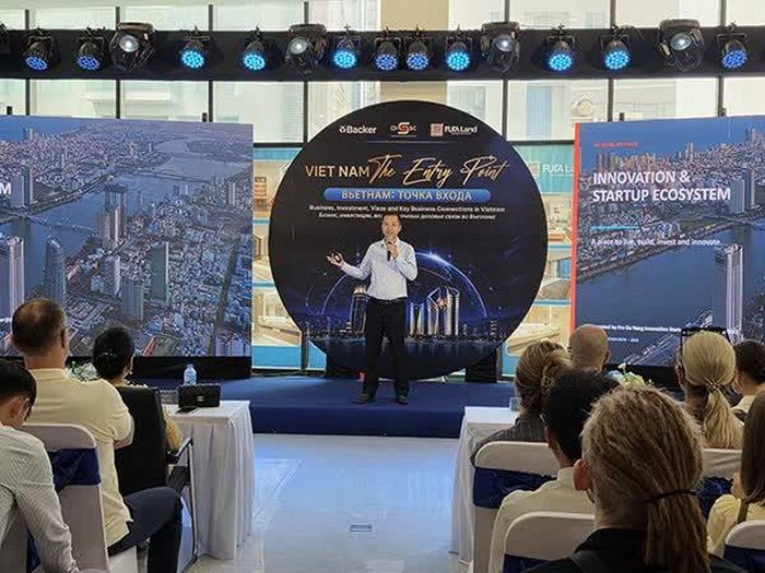 Phó Giám đốc DISSC Võ Đức Anh giới thiệu về hệ sinh thái khởi nghiệp đổi mới sáng tạo của Đà Nẵng với các nhà đầu tư Nga ngày 1/10.