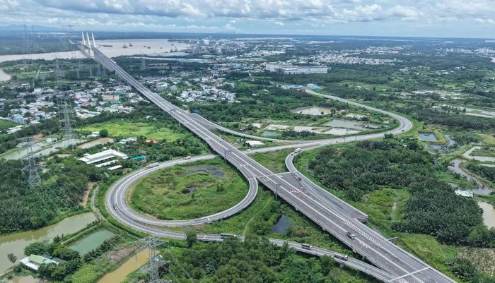 Nút giao Nguyễn Văn Tạo kết nối cầu Bình Khánh bắc qua sông Soài Rạp (khu vực Cần Giờ ) là mắt xích kỹ thuật quan trọng trên toàn tuyến cao tốc Bến Lức - Long Thành.