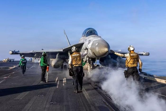 Một chiếc EA-18G trên tàu USS A.Lincoln chuẩn bị cất cánh. Ảnh: AFP.