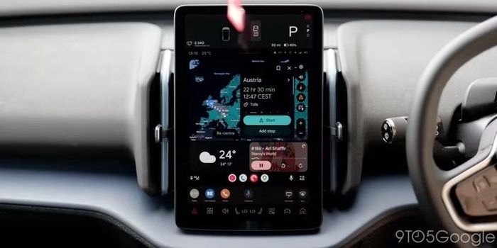 Một số điện thoại gập gặp lỗi không thể gọi đi khi đang đóng và kết nối Android Auto. Ảnh: 9to5Google.