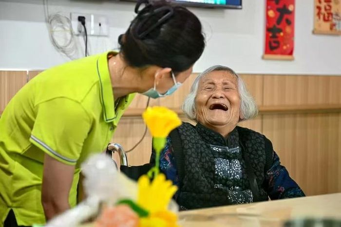 Khi tỷ lệ sinh ở Trung Quốc giảm và dân số người cao tuổi tăng lên, các trường học bỏ trống đang được chuyển đổi thành các cơ sở chăm sóc người cao tuổi để đáp ứng sự thay đổi về nhân khẩu học này. Ảnh: Xinhua.