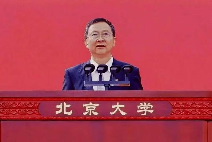 Hiệu trưởng Đại học Bắc Kinh Cao Tùng cho rằng sinh viên sử dụng AI quá mức, tư duy rất dễ trở nên thụ động, trong khi năng lực sáng tạo cũng có thể bị bào mòn. Ảnh: Worldjournal.
