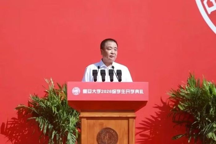Hiệu trưởng Đại học Phúc Đán Kim Lực: nếu sinh viên chỉ muốn có câu trả lời sẵn và quen với việc “thuê máy suy nghĩ”, năng lực tư duy phản biện sẽ suy yếu. Ảnh: Worldjournal.