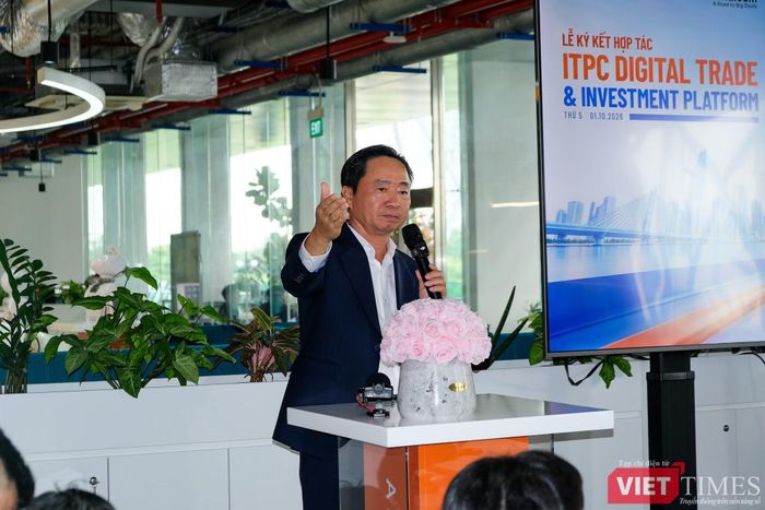 Ông Trần Văn Chín, Chủ tịch Arobid, giới thiệu ITPC Platform và khả năng ứng dụng AI trong tìm kiếm, kết nối đối tác. Ảnh: Thượng Tâm.