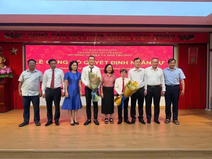  Ban giám đốc Văn phòng Đăng ký Đất đai TPHCM chúc mừng ông Trần Đình Quân (thứ 4 từ trái) và ông Nguyễn Chiến Thắng 