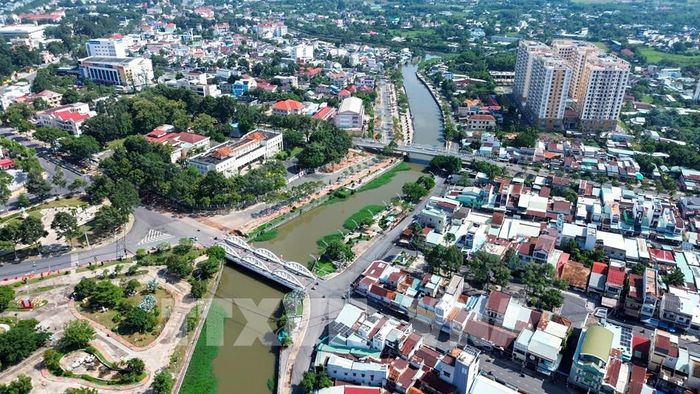 Dự án xây dựng kè rạch Tây Ninh được triển khai nhằm hoàn thiện hạ tầng, góp phần chỉnh trang đô thị Tây Ninh. Ảnh: Giang Phương - TTXVN