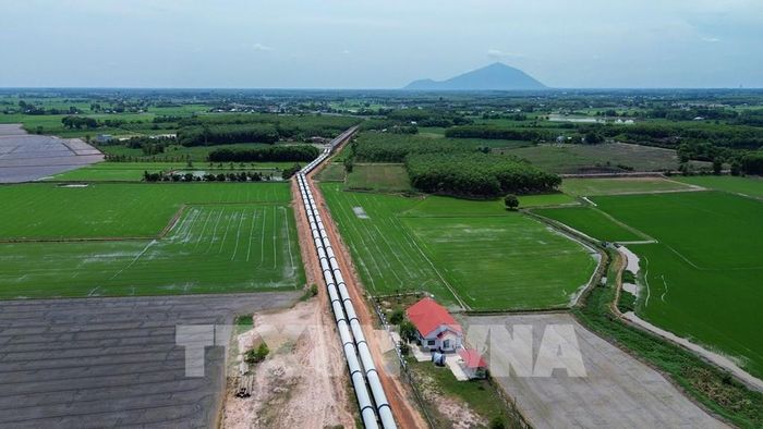 Dự án tưới tiêu khu vực phía Tây sông Vàm Cỏ Đông giai đoạn 2 đang được tập trung đẩy nhanh công tác bồi thường, giải phóng mặt bằng để triển khai thi công. Ảnh: Giang Phương - TTXVN