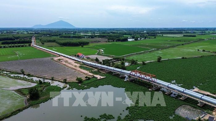 Dự án tưới tiêu khu vực phía Tây sông Vàm Cỏ Đông giai đoạn 1 đã hoàn thành, tạo cơ sở tiếp tục triển khai giai đoạn 2. Ảnh: Giang Phương - TTXVN