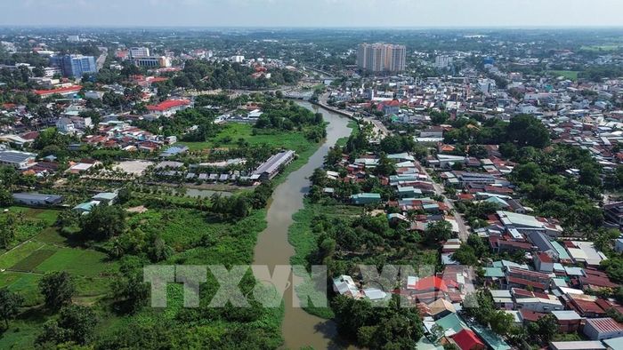 Dự án xây dựng kè rạch Tây Ninh và đường giao thông phía bến Trường Đổi lên cầu Bến Dầu đang được rà soát, chuẩn bị mặt để triển khai. Ảnh: Giang Phương - TTXVN
