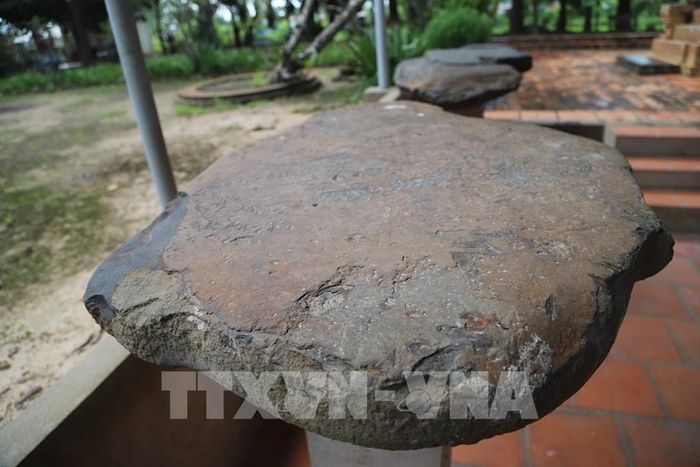 Cổ vật được lưu giữ tại khuôn viên Tháp Cổ Bình Thạnh. Ảnh: Thanh Tân - TTXVN