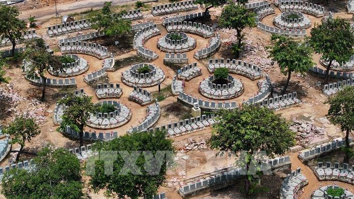 Nhiều vỏ mộ mới đã cơ bản hoàn thiện, tạo diện mạo khang trang cho Nghĩa trang Liệt sĩ Đồi 82. Ảnh: Thanh Tân - TTXVN
