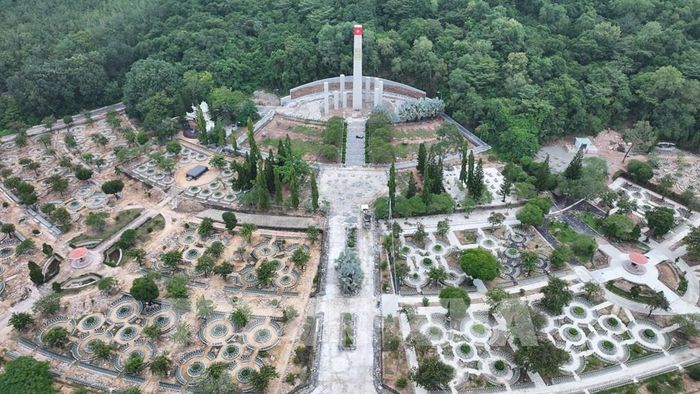 Nhiều vỏ mộ mới đã cơ bản hoàn thiện, tạo diện mạo khang trang cho Nghĩa trang Liệt sĩ Đồi 82. Ảnh: Thanh Tân - TTXVN