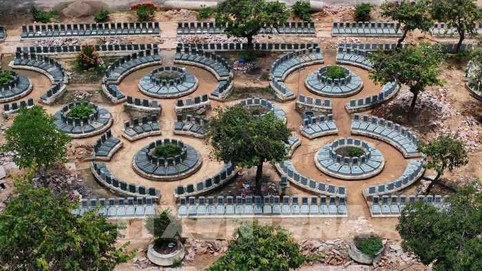 Nhiều phần mộ mới tại Nghĩa trang Liệt sĩ Đồi 82 đã cơ bản được hoàn thiện, góp phần tạo diện mạo khang trang cho nghĩa trang. Ảnh: Thanh Tân - TTXVN