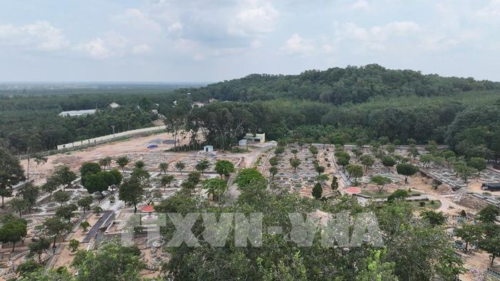 Dự án nâng cấp Nghĩa trang Liệt sĩ Đồi 82 được triển khai đồng bộ nhằm xây dựng công trình khang trang, trang nghiêm, đáp ứng yêu cầu tưởng niệm, an táng các Anh hùng liệt sĩ và giáo dục truyền thống cách mạng. Ảnh: Thanh Tân - TTXVN