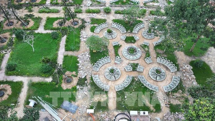 Hàng loạt vỏ mộ đã hoàn thiện phần xây dựng, chuẩn bị thực hiện các hạng mục tiếp theo trong khuôn viên nghĩa trang. Ảnh: Thanh Tân - TTXVN