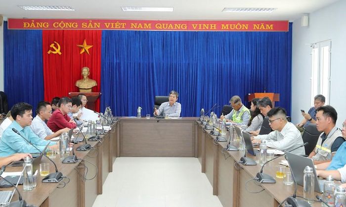 Phó Tổng giám đốc Tập đoàn Điện lực Việt Nam (EVN) Nguyễn Tài Anh chủ trì cuộc họp giao ban công trường. Ảnh: Đỗ Huyền/TTXVN phát