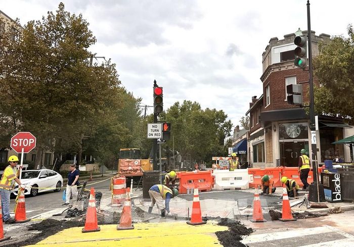 Công nhân đang sửa chữa một tuyến phố ở trung tâm Washington, D.C., Mỹ, ngày 29/9/2026. Ảnh: Ngọc Quang – PV TTXVN tại Mỹ 
