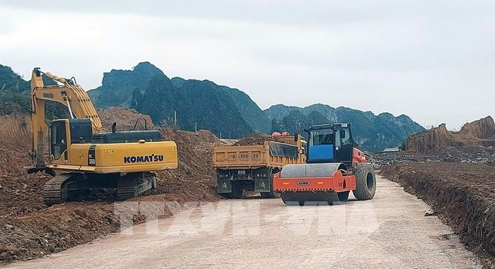 Công trường thi công dự án đường giao thông ở Quảng Ninh. Ảnh: Văn Đức - TTXVN